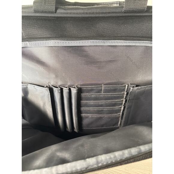 Samsonite Heritage Wheeled Business Carrying Carry-On Bag
Case for 17" Laptop - Picture 7 of 9